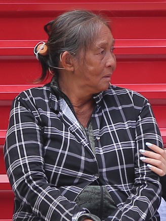 Xót xa cảnh vợ chồng U.70 bán vé số, chạy xe ôm nuôi cháu mồ côi