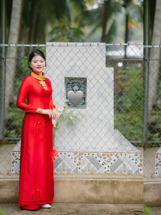 Cô dâu xúc động chụp ảnh bên mộ cha: Mong cha chứng kiến khoảnh khắc trọng đại