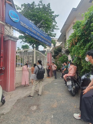 Trường 'nóng' của TP.HCM hết cảnh xếp hàng xuyên đêm mua hồ sơ vào lớp 1