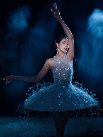 NTK Lê Thanh Hòa biến chai nhựa thành thiết kế thời trang lộng lẫy