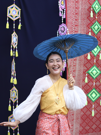Thai Festival 2025 trở lại, giới trẻ mặc trang phục và đổ xô ăn đồ Thái