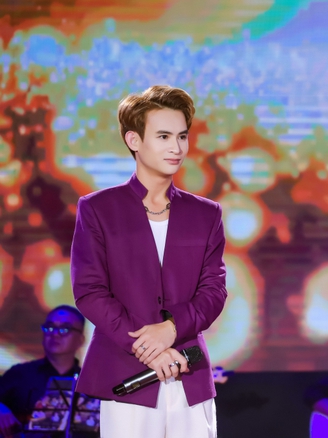 Cậu bé hát 'Mưa chiều miền Trung' hút triệu view được Ngọc Sơn nhận làm truyền nhân