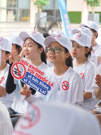 Người trẻ 'vạch trần sự hấp dẫn giả tạo' của thuốc lá điện tử