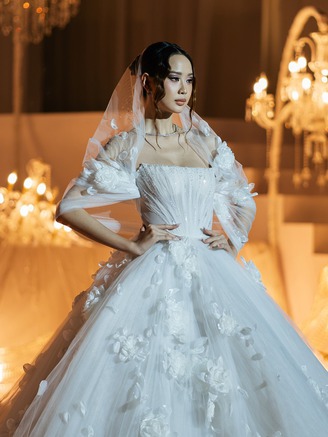 Hoa hậu 1,85m sải bước 'nuốt trọn' sàn catwalk