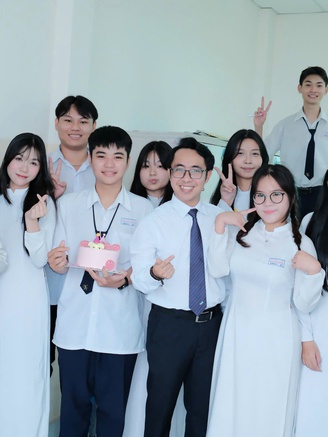 Thầy giáo viết thư gửi lớp 12: 'Thế giới không phải lúc nào cũng dịu dàng...'