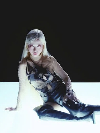 Chủ nhân bản hit 'Hôm nay tôi buồn' lột xác lạ lẫm