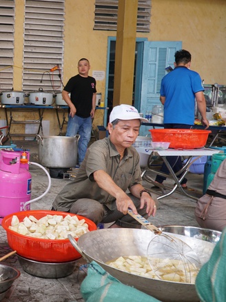 Rước xá lợi tại Đà Nẵng: Chùa Quán Thế Âm nấu hàng tấn đồ chay đãi khách