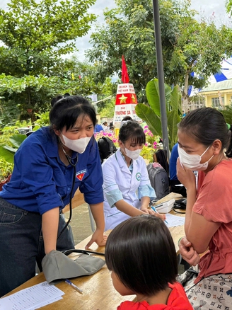 Người trẻ xây dựng tuyến đường điện năng lượng mặt trời và nhiều dự án dân sinh