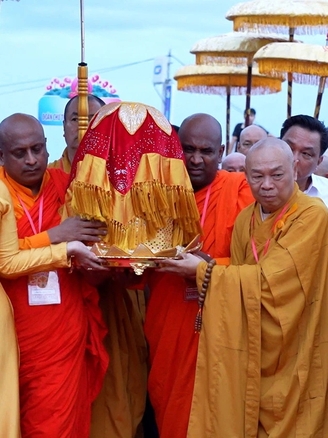 Cận cảnh xá lợi Phật được tôn trí tại chánh điện chùa Quán Thế Âm