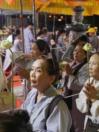 Xuyên đêm đội mưa chiêm bái xá lợi Phật: 'Mọi giông bão đời thường đều lắng lại'