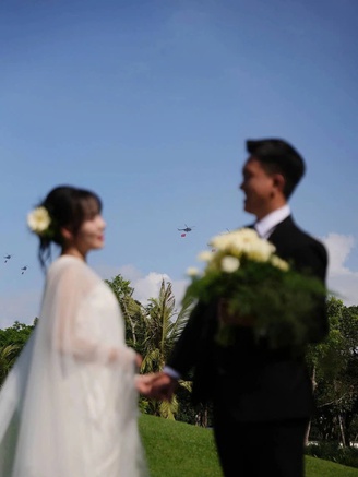 Bộ ảnh cưới 'có một không hai': 'Bắt' được khoảnh khắc trực thăng kéo cờ trên bầu trời
