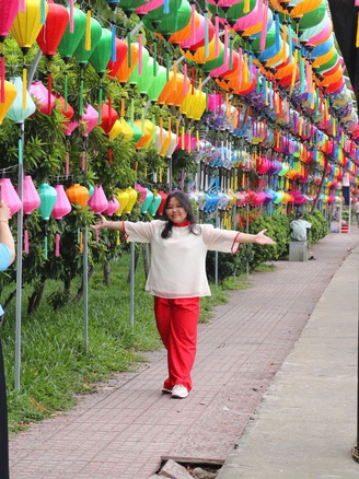 Con đường lồng đèn mới toanh giữa lòng TP.HCM trở thành địa điểm check-in thu hút