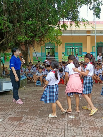 Cô gái nặng lòng với học sinh khó khăn