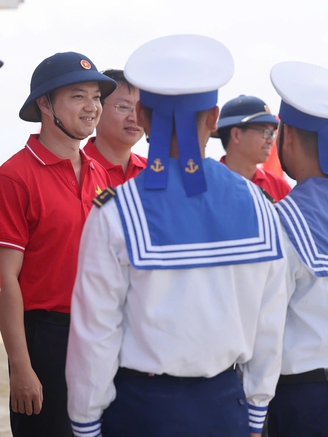 Sáng ngời tình yêu Tổ quốc của người lính biển