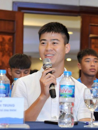 Duy Mạnh truyền lửa cho cầu thủ nhí trước giải U.13 toàn quốc