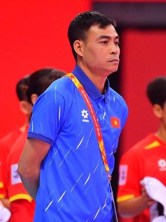 HLV đội futsal nữ Việt Nam nói gì sau chiến thắng kịch tính trước Hồng Kông?