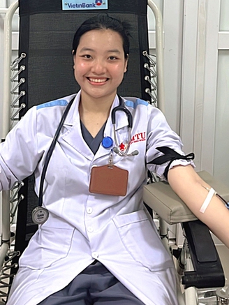 Cô sinh viên y dược và thanh xuân tình nguyện