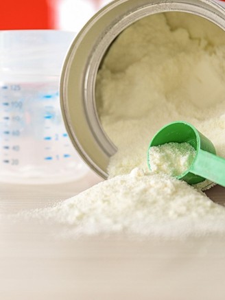 Nên làm gì khi lỡ cho con uống sữa giả?