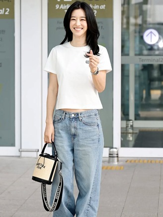 'Điên nữ' Seo Ye Ji đến Đà Nẵng, khoe quà fan Việt tặng
