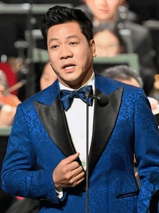 NSND Quốc Hưng biểu diễn cùng 'giọng ca ngoài hành tinh' tại Kazakhstan