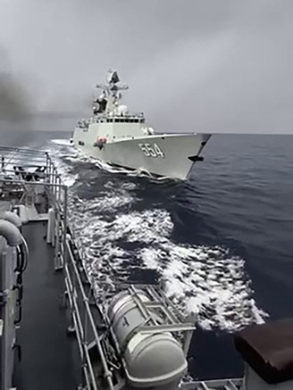 Tàu hải quân Philippines, Trung Quốc đối đầu gần bãi cạn Scarborough ở Biển Đông