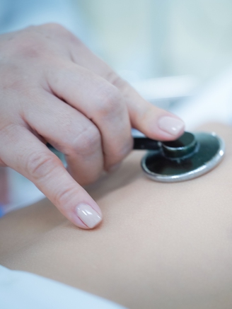 Tình hình hiện tại của bé trai bị nhánh cây gãy rơi trúng đầu