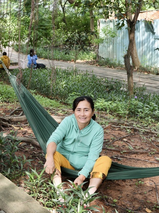 Xúc động hình ảnh phụ huynh mang đồ ăn, nước uống, mắc võng đợi con đi thi