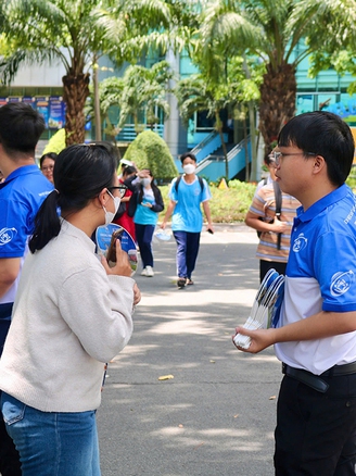 Tiếp sức thí sinh thi đánh giá năng lực từ tờ mờ sáng