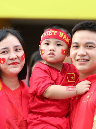 CĐV Việt Nam hừng hực khí thế 'đổ bộ' Bukit Jalil, tiếp lửa thầy trò HLV Kim đấu Malaysia