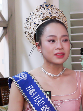 Tân Hoa hậu Biển đảo Việt Nam bật khóc nhớ về bữa cơm với bát nước mắm và món nợ của gia đình