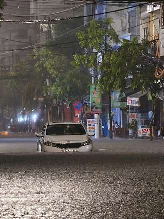 Đà Nẵng: Người dân trắng đêm 'giải cứu' ô tô khỏi biển nước