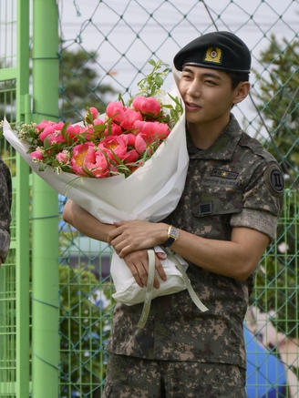 4 thành viên BTS 'gây sốt' khi xuất ngũ, hé lộ cuộc sống trong quân đội