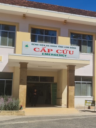 Vượt đèn đỏ chở người đi cấp cứu có bị phạt nguội không: CSGT, luật sư nói gì?