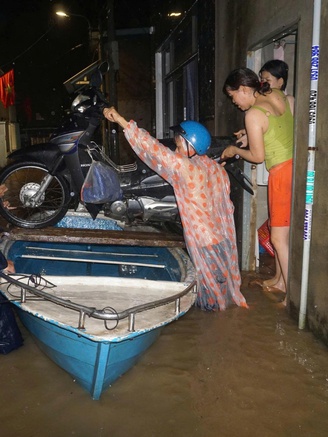 Đà Nẵng: Người dân 'rốn lũ' Mẹ Suốt trắng đêm dọn lụt, sơ tán giữa mùa hè