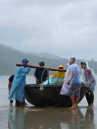 Ngư dân Đà Nẵng 'chạy bão' giữa mùa hè: Cả đời chưa từng kéo thuyền lên tháng này