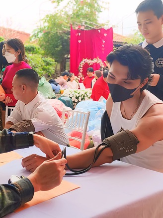 Ấm áp tình người cùng ‘Xuân hồng trên quê gốm’