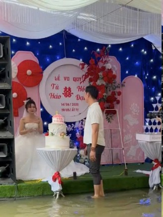 Cô dâu ở Huế khóc nhìn rạp cưới ngập nước, khách mời xắn quần dự tiệc