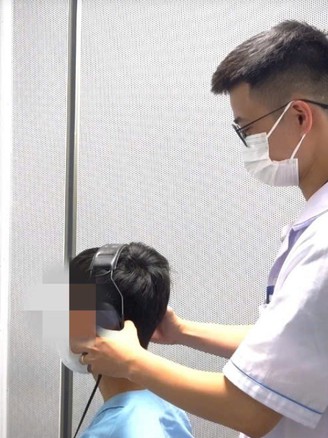 Nam thanh niên bị điếc đột ngột do tắm đêm: Cần lưu ý điều gì?