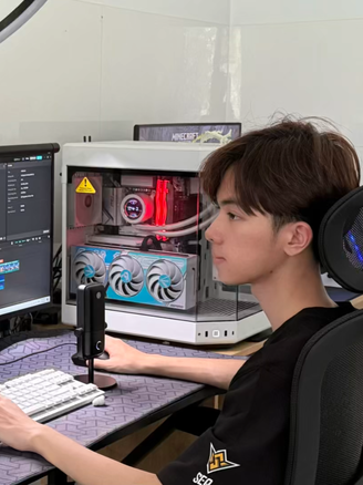 Chàng trai 18 tuổi mua ô tô tặng cha nhờ làm YouTube để sáng tạo nội dung game