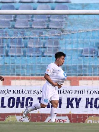 Nam Định quá xứng đáng giành ‘ngôi vua’ hai mùa liên tiếp, CLB Quảng Nam vẫn nơm nớp lo sợ