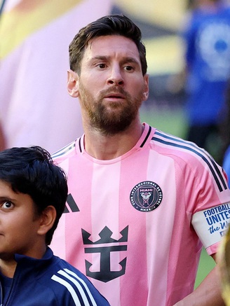 Vệ sĩ riêng bất ngờ xuất hiện, Messi ngó lơ fan cuồng Ronaldo tại Club World Cup
