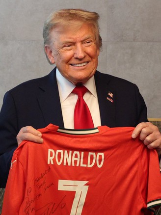 Ronaldo gửi tặng áo đấu cho Tổng thống Mỹ Donald Trump kèm thông điệp đặc biệt