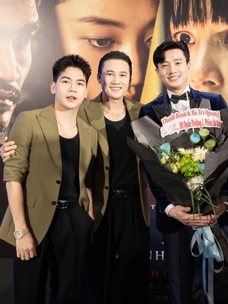 Hà Trí Quang cùng bạn đời đến mừng Quốc Trường ra mắt phim mới