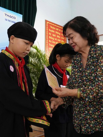 Nguyên Phó chủ tịch nước Trương Mỹ Hoa tặng học bổng cho học sinh Phú Yên