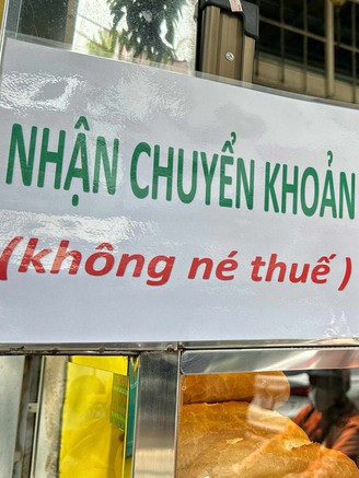 'Nhận chuyển khoản, không né thuế': Quán nước ở TP.HCM gây sốt khi nhiều nơi chỉ nhận tiền mặt
