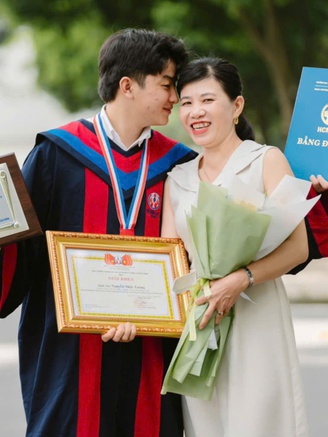 Nam sinh tốt nghiệp xuất sắc phát biểu xúc động: 'Hành trang là cuốn sổ hộ nghèo’