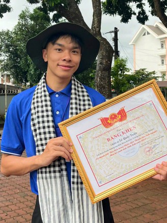 Chàng sinh viên mang nhiều bằng khen về cho mẹ