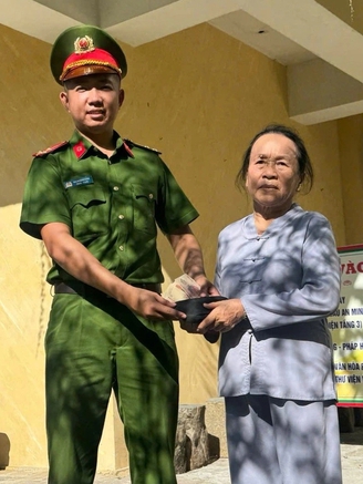 Nhặt được ví tiền khi đi chiêm bái xá lợi Phật, du khách tìm người trả lại