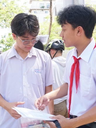 Sĩ tử Đà Nẵng nhẹ nhõm với đề văn lớp 10 'thuyết phục cha mẹ đồng hành'