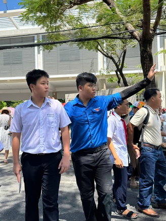 Thi lớp 10: Dậy từ 5 giờ sáng để tiếp sức cho thí sinh